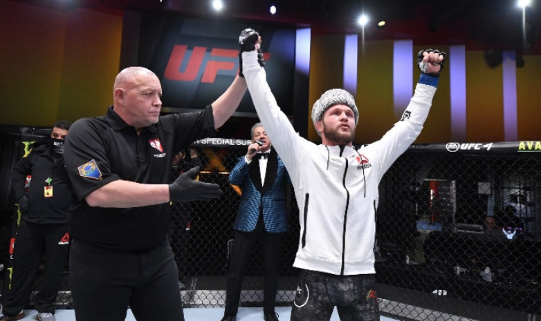 Рафаэль Физиев получил бонус за выступление вечера в UFC 256