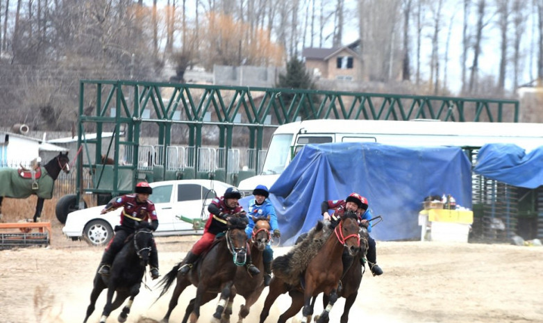 В Оше прошли конноспортивные игры, приуроченные к празднику Нооруз