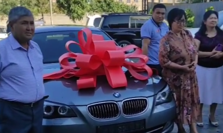 Друзья подарили Атабеку Азисбекову автомобиль БМВ