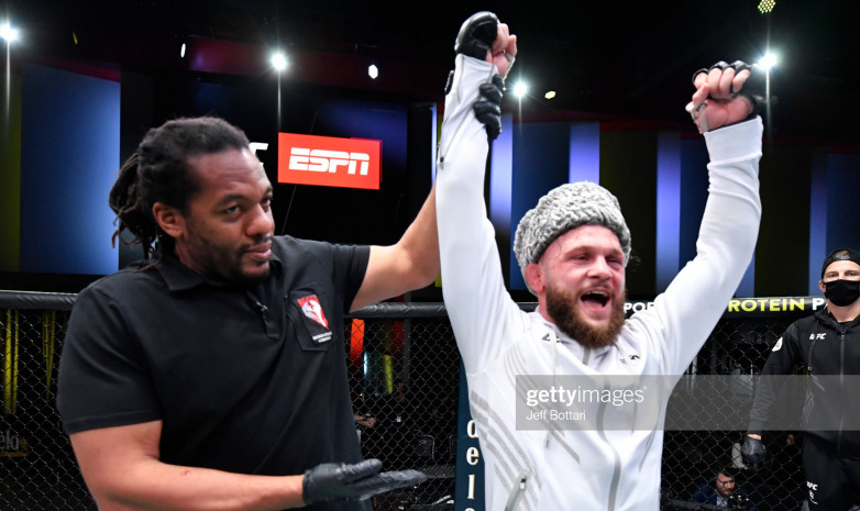 UFC: Рафаэль Физиев в четвертый раз получил бонус $50000
