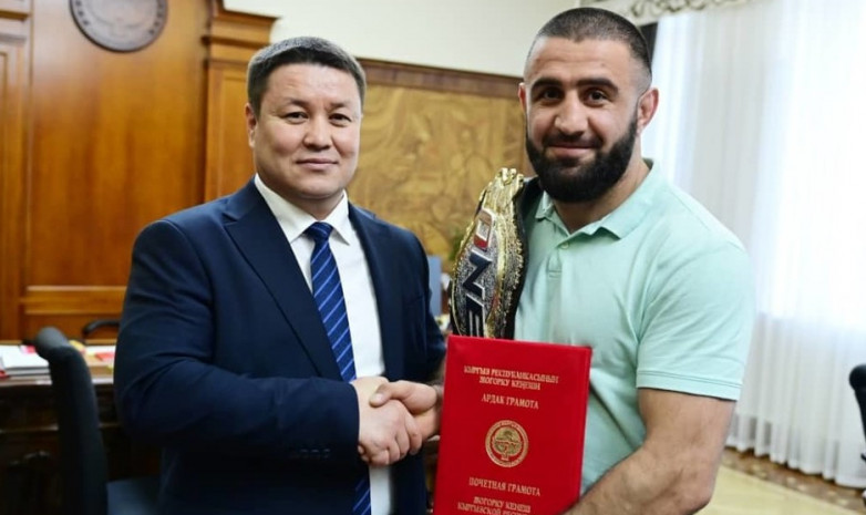 Спикер ЖК Мамытов принял известного бойца Кямряна Аббасова