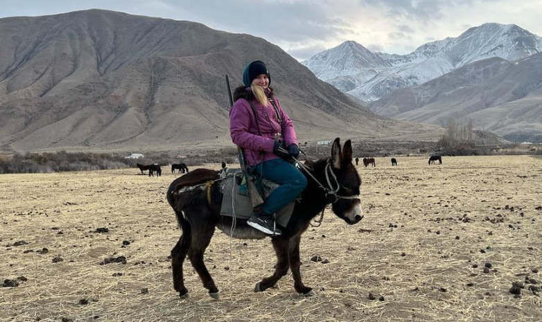 Валентина Шевченко катается на ишаке. ВИДЕО