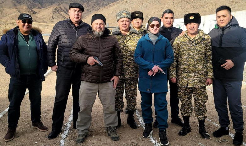 Валентина Шевченко побывала на военной базе в Балыкчы и постреляла из пистолета. ФОТО