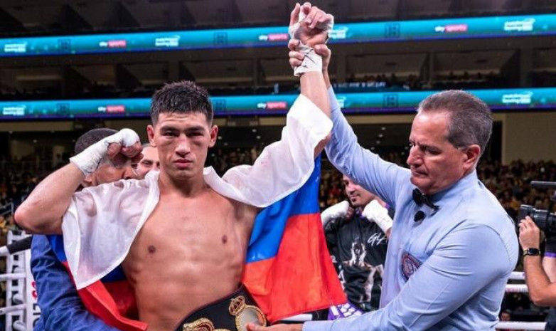 Дмитрий Бивол получил награду «Боксер года» от BWAA