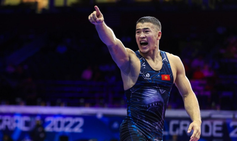 Акжол Махмудов победил Романа Власова