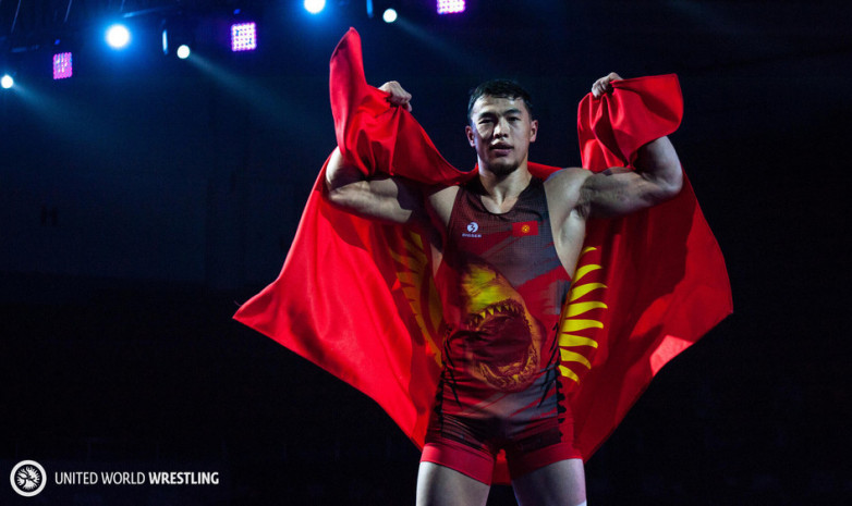 Акжол Махмудов одолел двукратного олимпийского чемпиона Романа Власова
