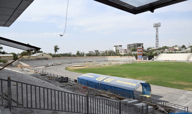 Президент ознакомился с ходом реконструкции стадиона в городе Ош