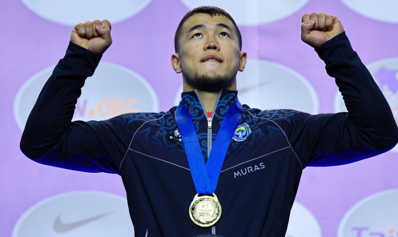Акжол Махмудов поднялся на 1 место после победы на чемпионате мира