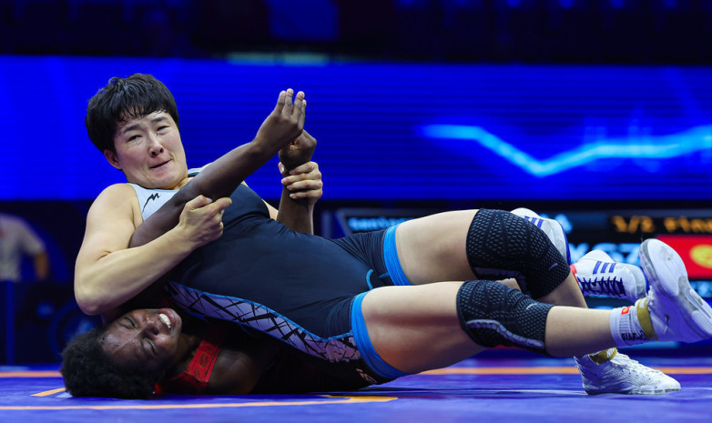 Айпери Медет кызы положила трешку на борцовском ковре. ВИДЕО