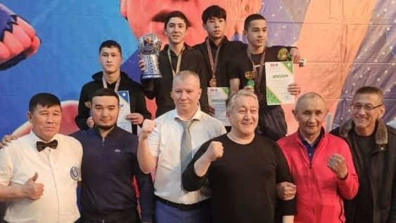 Чемпион мира из России вручил специальный кубок чемпиону мира из Кыргызстана
