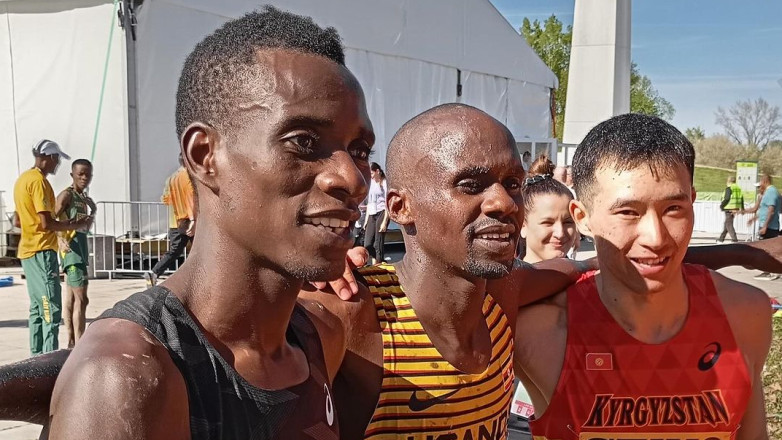 Порванные кроссовки, грязь и обморок: Бегун из Кыргызстана показал, как проходит чемпионат мира по кроссу. ФОТО