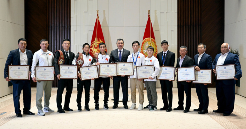 Призерам чемпионата мира U-17 и тренерам вручили денежные сертификаты