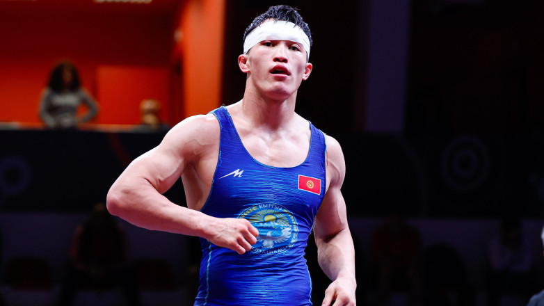 Борец из Кыргызстана вышел в полуфинал чемпионата Азии. Видео бросков