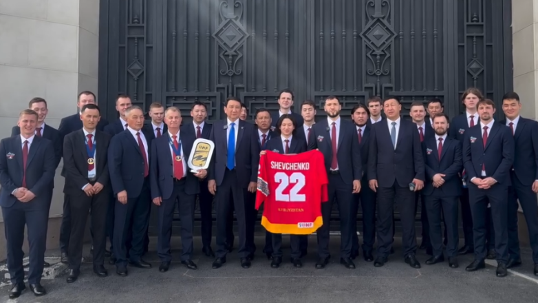 Хоккеисты сборной Кыргызстана поздравили Валентину Шевченко с защитой титула. ВИДЕО