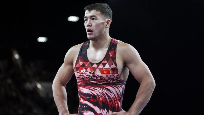 Мелис Айтпеков выиграл $2000 за схватку, которые поставил Акжол Махмудов. ВИДЕО