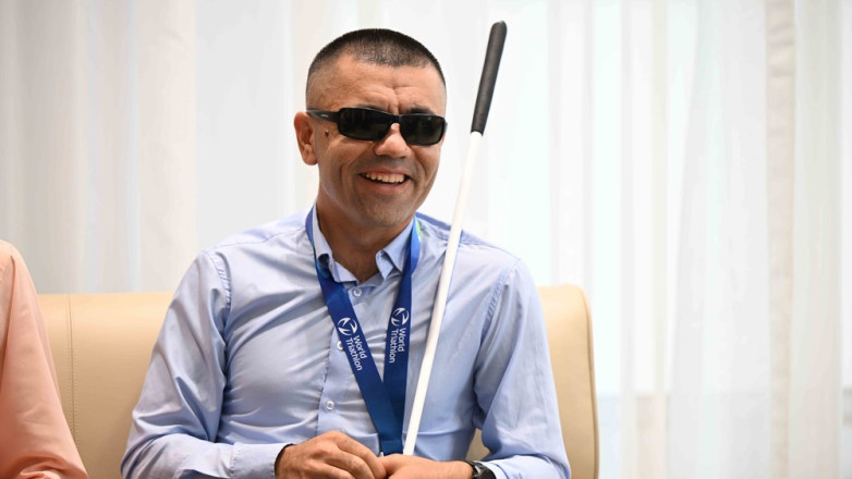 Чемпиону мира по паратриатлону Жалалдина Абдувалиева вручили деньги