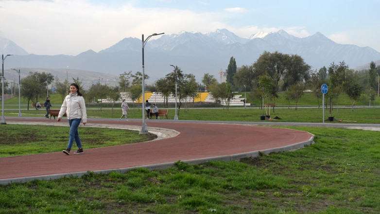 Как бегуны сборной Кыргызстана готовятся к международным стартам в парке «Адинай». Видео