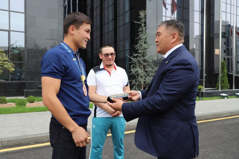 Камчыбек Ташиев подарил автомобиль боксеру Нурадину Рустамбек уулу