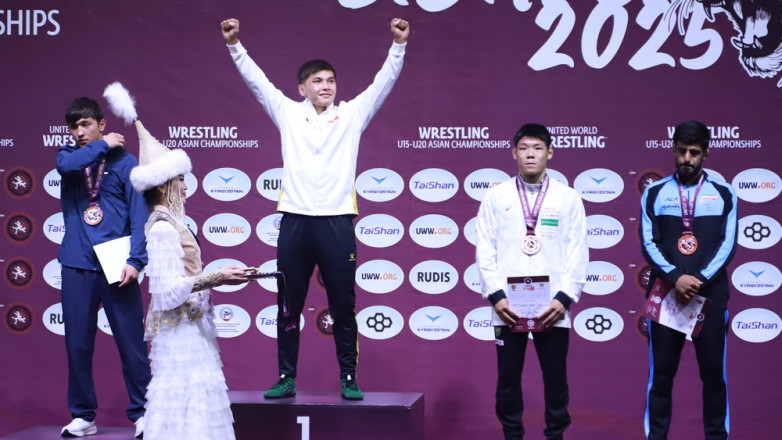 Кыргызстанцы завоевали 4 медали во второй день ЧА по борьбе U20 в Бишкеке
