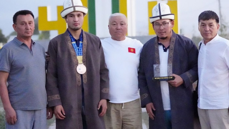 Как в Бишкеке встретили призера Кубка мира Нурадина Рустамбек уулу. ФОТО