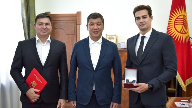 Пловцу Денису Петрашову вручили именные наручные часы мэрии Бишкека