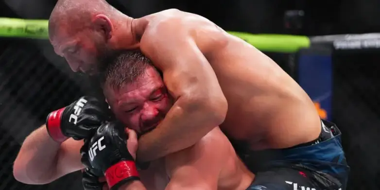 Полное видео боя Дрикус дю Плесси vs Хамзат Чимаев на UFC 319
