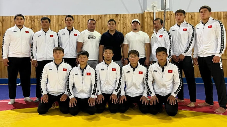Борцам вручили форму перед чемпионатом мира U20 в Болгарии
