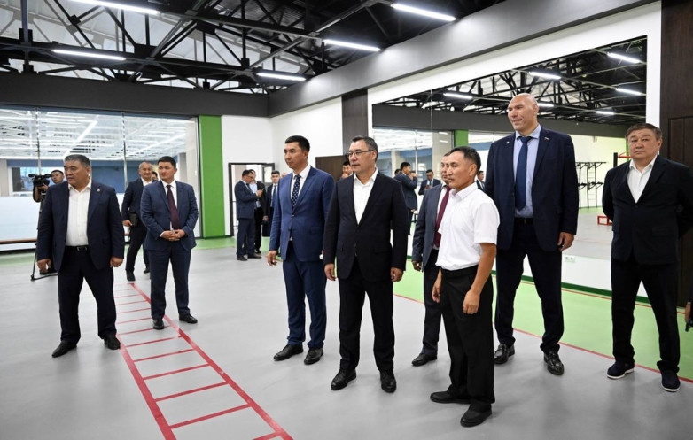 Садыр Жапаров и Николай Валуев посетили новую академию бокса в Жалал-Абаде