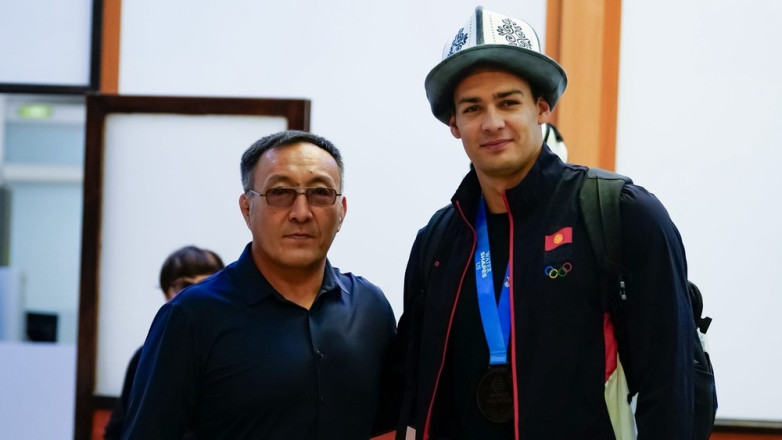 Как в Бишкеке встретили бронзового призера чемпионата мира по плаванию Дениса Петрашова. ВИДЕО
