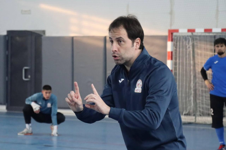 Тренер сборной Кыргызстана выиграл первый трофей с «Барселоной»