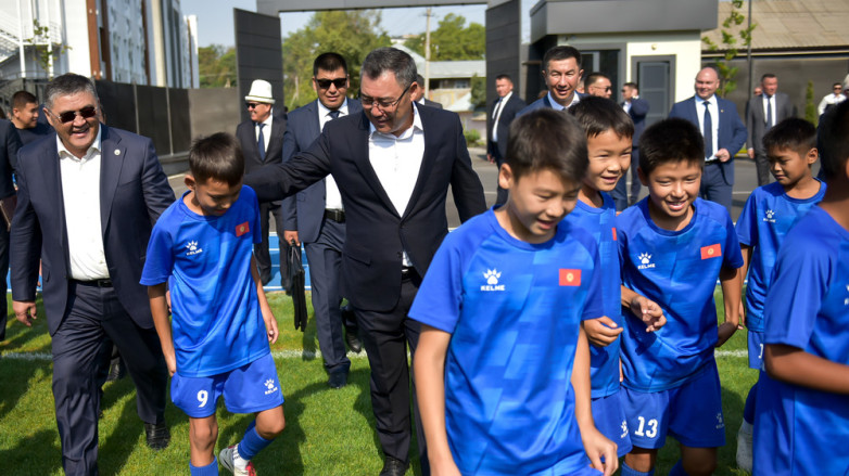 Садыр Жапаров осмотрел новую базу «Мурас Юнайтед» в Жалал-Абаде. ФОТО