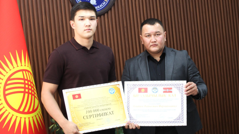 Бронзовому призеру ЧМ и его тренеру вручили денежный приз