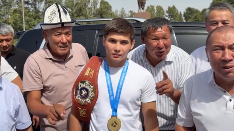 Чемпиону мира по борьбе U20 из Кыргызстана земляки устроили торжественную встречу на Родине. ВИДЕО
