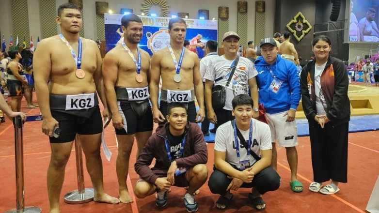Кыргызстан завоевал 4 медали на чемпионате мира по сумо