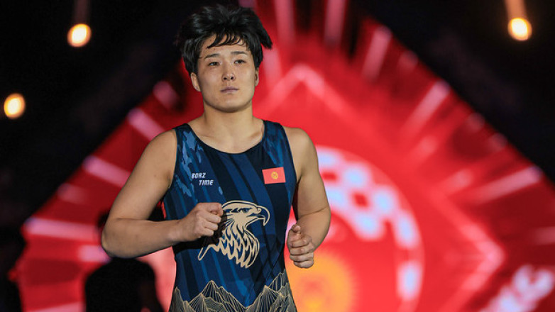 Призерам ЧМ по борьбе вручили машины, тренерам — денежные премии