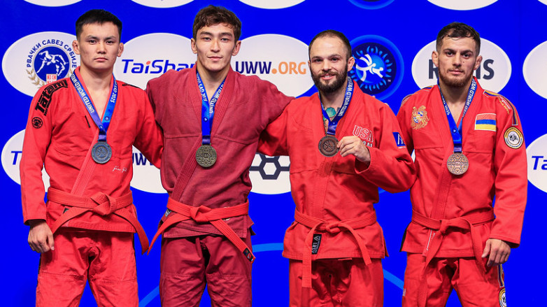Кыргызстанец завоевал серебро на чемпионате мира по грэпплингу