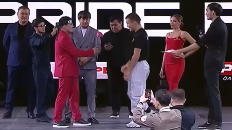 Бойцу из Кыргызстана подарили розу на Face to Face турнира в Казахстане. ВИДЕО