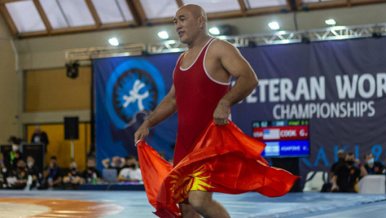 Борец из Кыргызстана за 11 лет завоевал 11 медалей на ветеранских чемпионатах мира