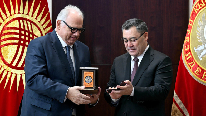 Садыр Жапаров обменялся орденами с президентом UWW
