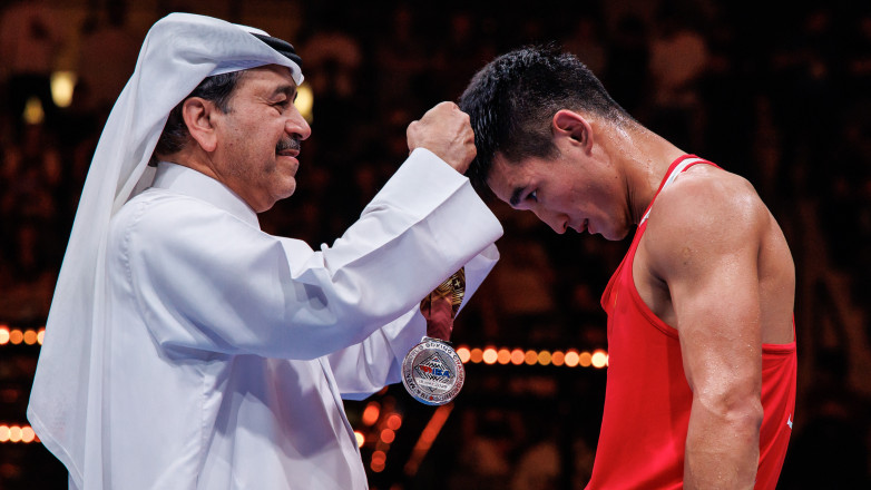 Исторические награждение кыргызстанца серебром чемпионата мира по боксу. ВИДЕО