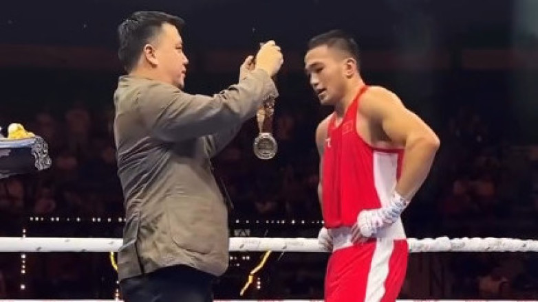 Чемпионат мира по боксу: награждение кыргызстанца бронзовой медалью. ВИДЕО