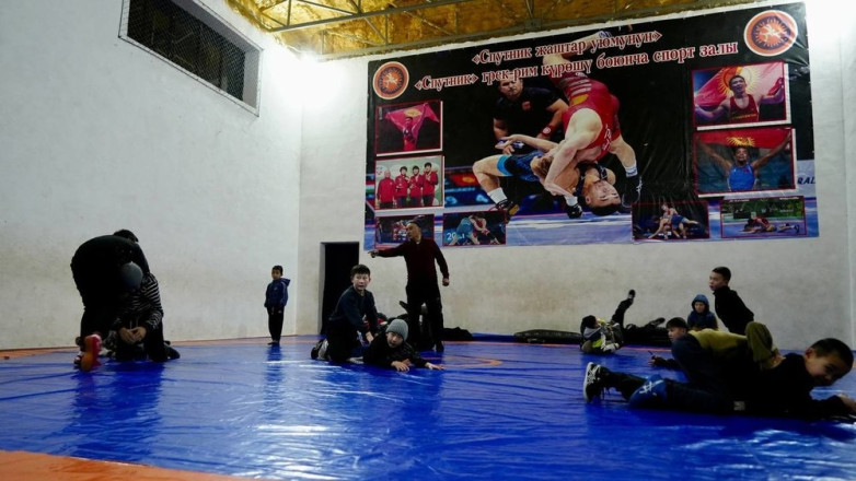 Бузурман Багышбеков ознакомился с деятельностью спортивных школ Жалал-Абадской области