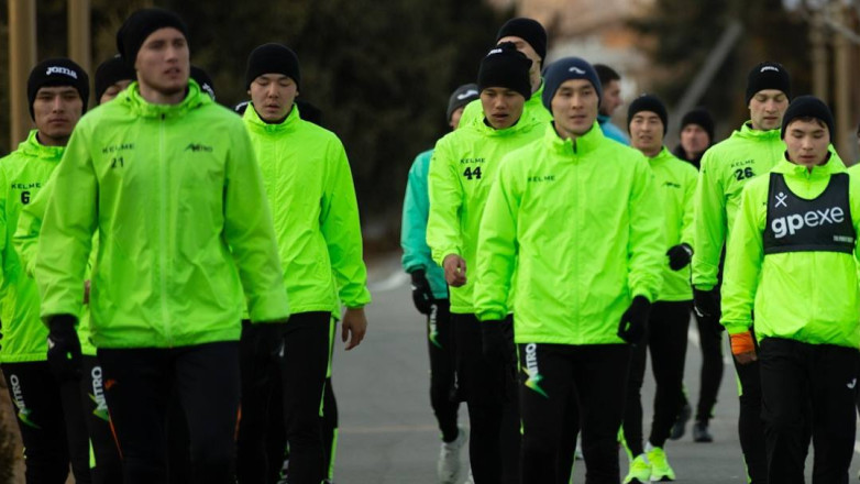 Команда Высшей лиги тренируется на Иссык-Куле. ФОТО