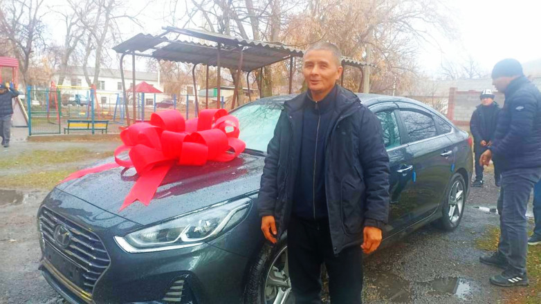 Борцы подарили своему тренеру автомобиль и путевку в Турцию