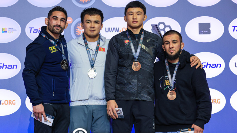 Награждение борцов из Кыргызстана серебром и бронзой рейтингового турнира в Албании. ВИДЕО