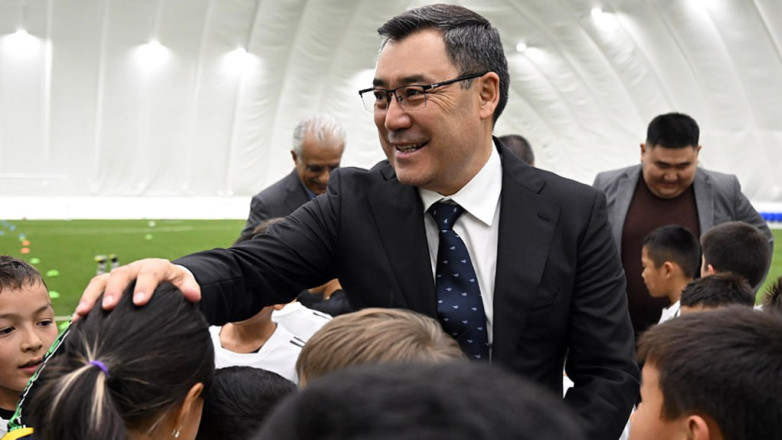 В Баткене за счет фонда Садыра Жапарова построят 10 мини-футбольных полей