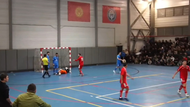 В Нарыне зрители бросили бутылку с водой в судью и светили лазером во вратаря соперника. Видео