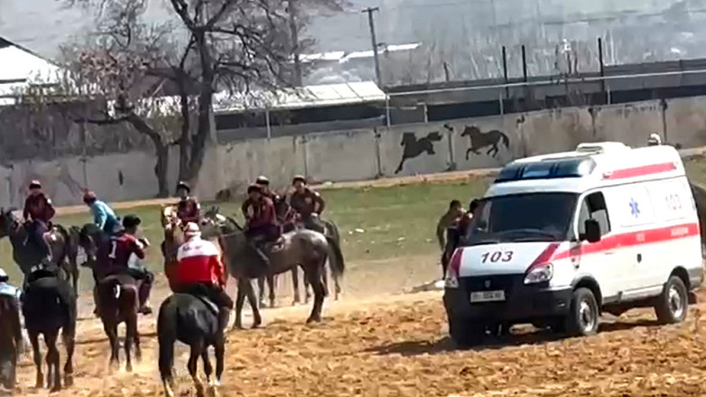 В Оше на көк-бөрү трех улакчы увезли медики