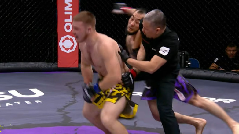 Казахстанец не признал поражение и напал на кыргызстанца сзади после остановки боя. ВИДЕО