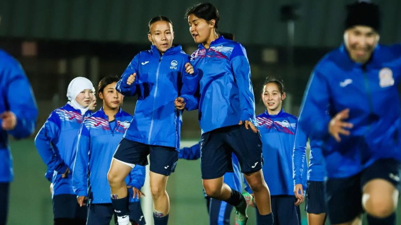 Футболистки из Кыргызстана провели тренировку в Саудовской Аравии. ФОТО